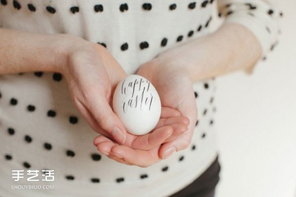 Use watercolor painting and tattoo stickers to DIY beautiful egg decorations