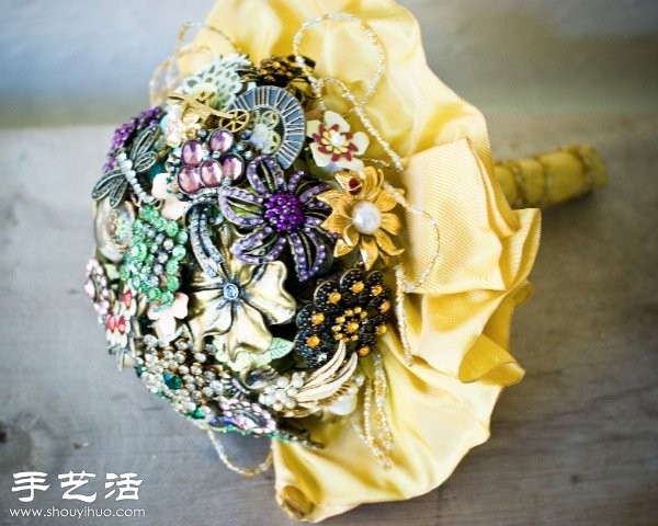 Hand-making tutorial on brooch and bouquet