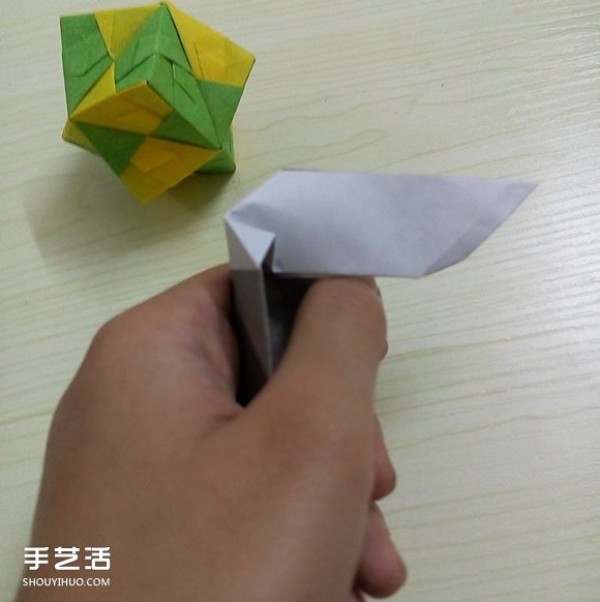 How to fold an origami folding knife, Illustration of folding a foldable spring knife by hand