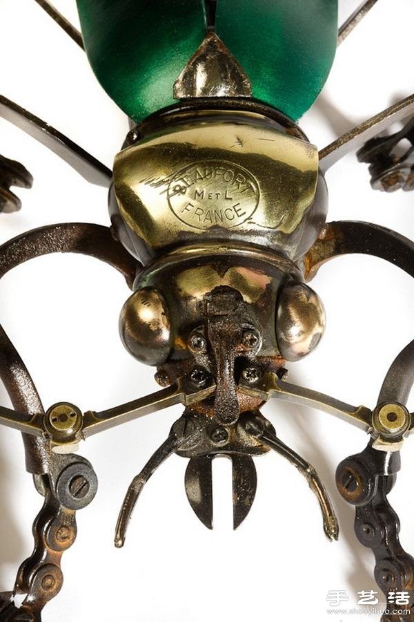 Exquisite animal models made from scrap metal gadgets