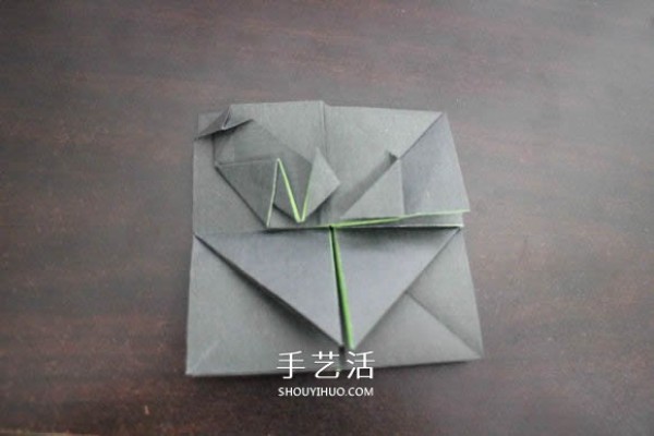 Illustrations of how to fold the NIKE logo using the origami method