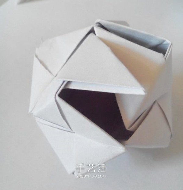 Illustration of folding a multi-faceted cube, step-by-step diagram of origami cube