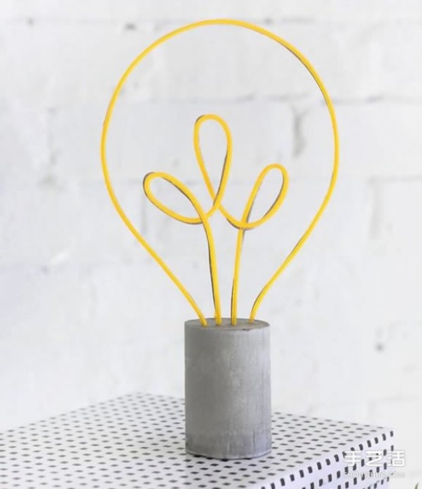 The DIY production of creative light bulb ornaments is very innovative as a gift~