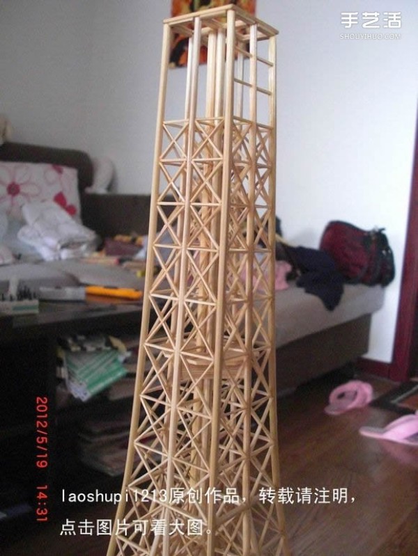 A detailed illustrated tutorial on making a model of the Eiffel Tower using chopsticks and bamboo skewers