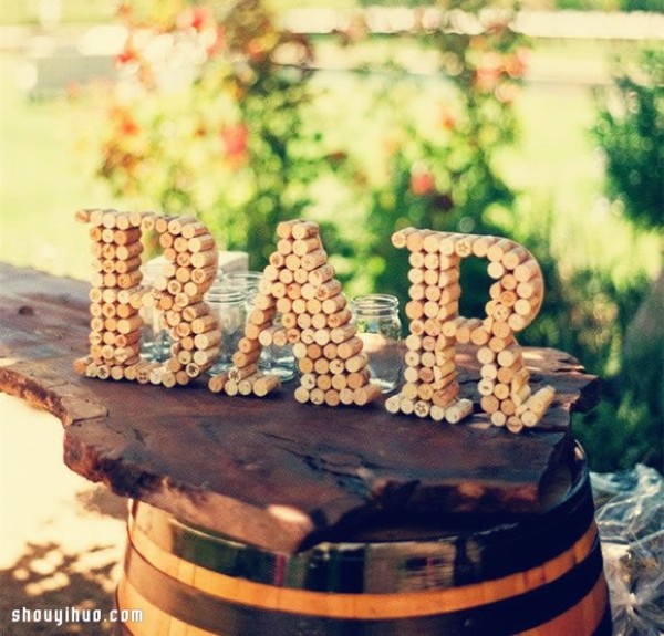 Wine bottles and corks turned waste into treasure DIY wedding trinkets