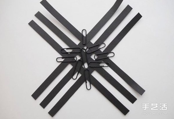 How to make origami snowflakes from paper strips and illustrate the folding steps of three-dimensional snowflakes