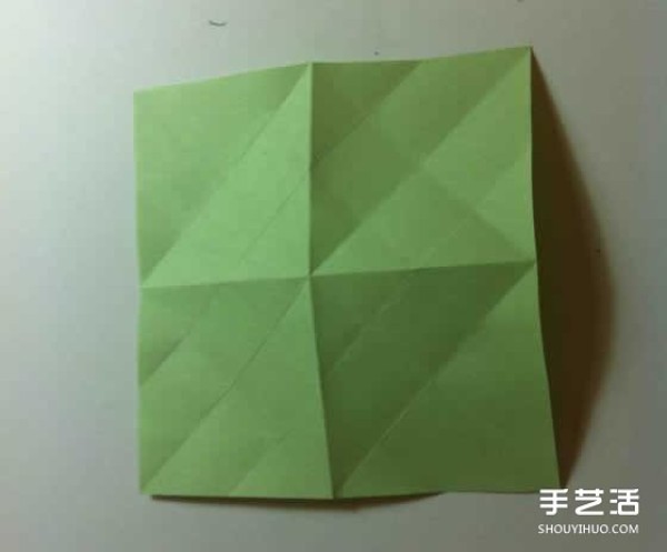 A piece of paper to fold a four-leaf clover, an illustration of the steps to fold a creative four-leaf clover