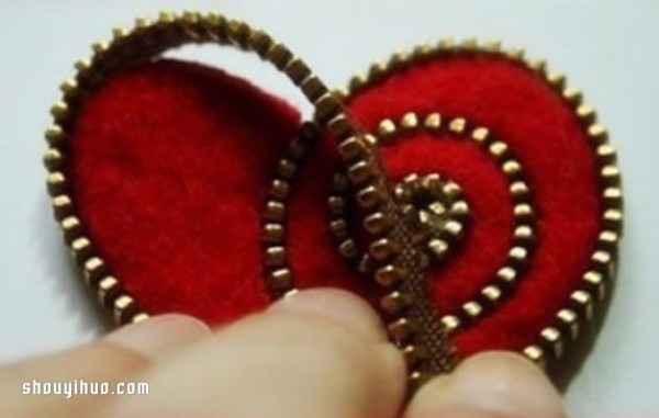 Use broken metal zippers and felt cloth to make heart-shaped trinkets