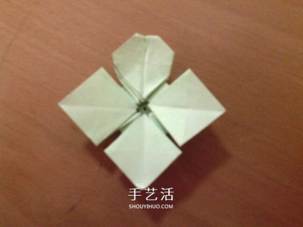 Illustration of the folding method of a lucky four-leaf clover, step-by-step diagram of how to make an origami four-leaf clover