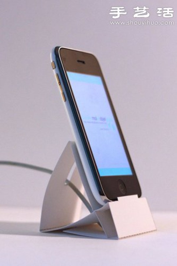 Video tutorial on making your own iPhone dock from cardboard