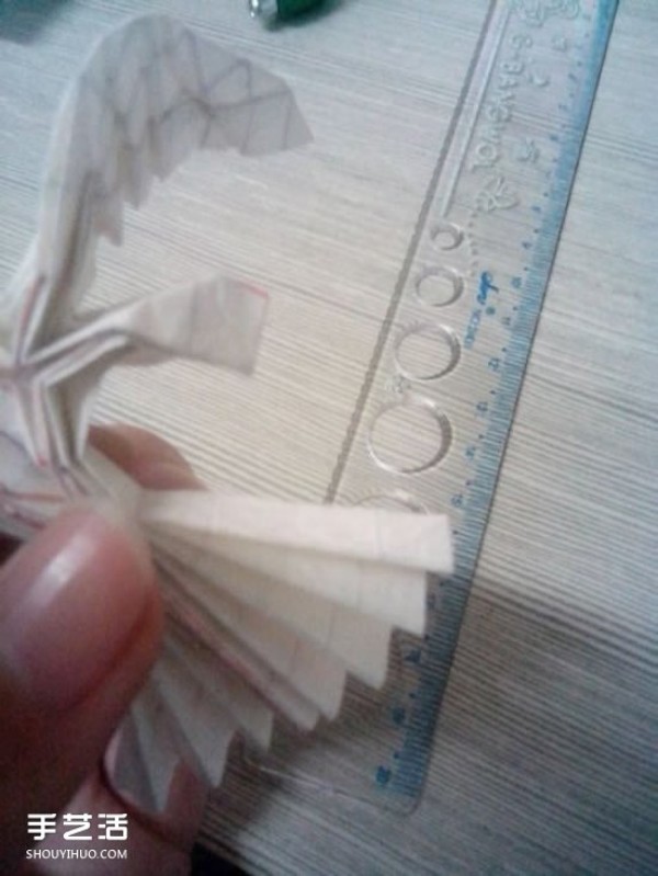 The origami method of a beautiful angel and the illustration of folding a three-dimensional angel by hand