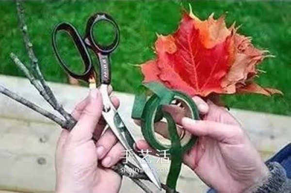 How to make roses with fallen leaves, illustrations of how to make maple leaf roses