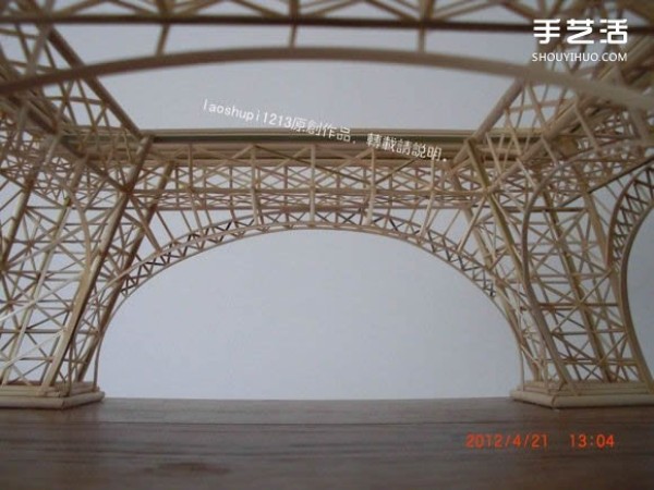 A detailed illustrated tutorial on making a model of the Eiffel Tower using chopsticks and bamboo skewers