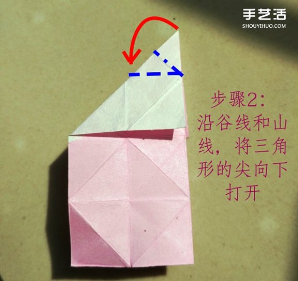 The folding method of the frog on the leaf illustrates the process of the frog on the origami leaf