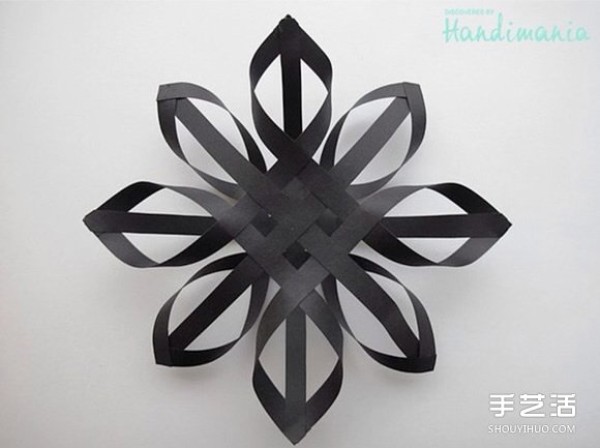 How to make origami snowflakes from paper strips and illustrate the folding steps of three-dimensional snowflakes