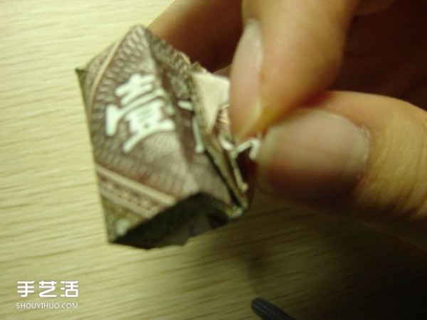 A paper money origami camera illustrates how to fold a U.S. dollar into a camera