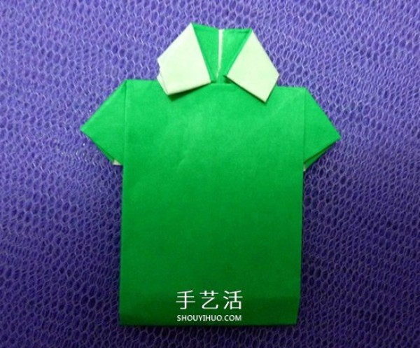 An illustrated tutorial on how to fold a mens T-shirt, a simple origami T-shirt method