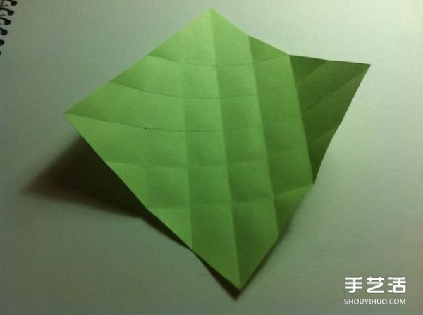 A piece of paper to fold a four-leaf clover, an illustration of the steps to fold a creative four-leaf clover