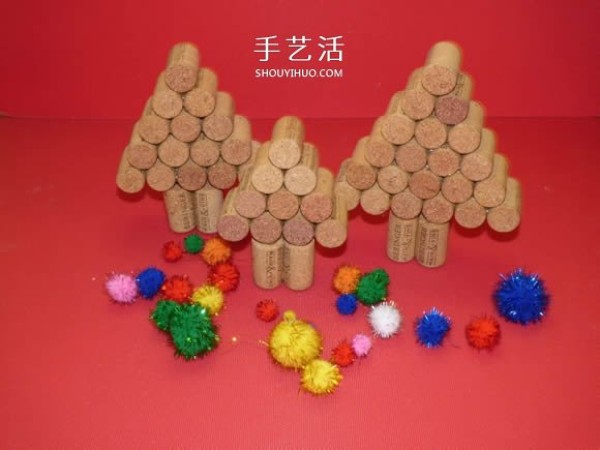 Illustration of how to make a handmade Christmas tree with red wine bottle stopper