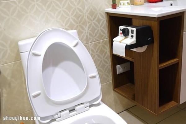 The product design of Lalide toilet paper holder that imitates Polaroid