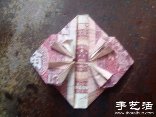 Illustrated tutorial on how to fold paper money