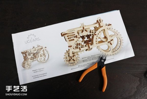 UGEARS self-propelled tractor model production uses rubber bands to generate power