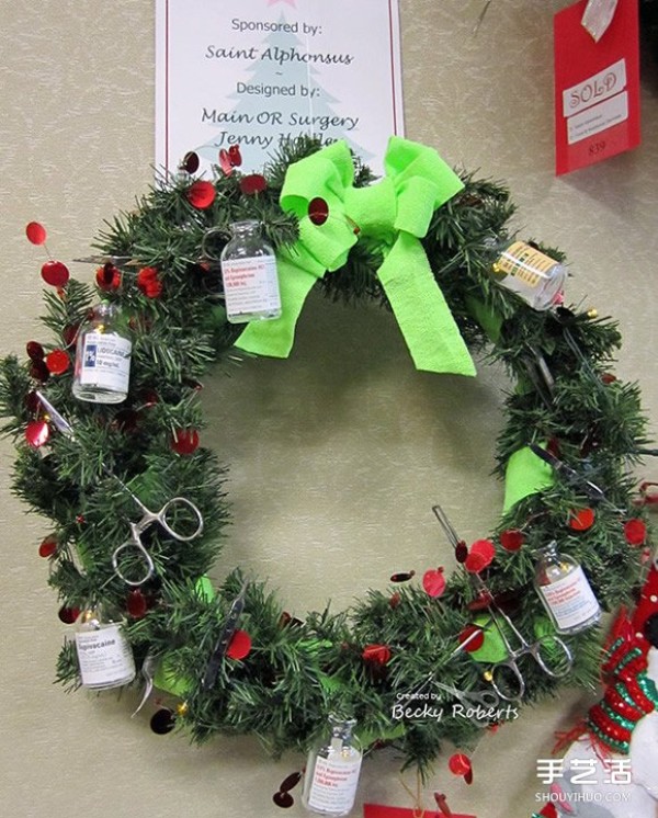 Hospital Christmas decorations use condoms to make a Christmas tree! 