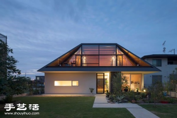 The combination of modernity and tradition uses glass to present the traditional hip roof