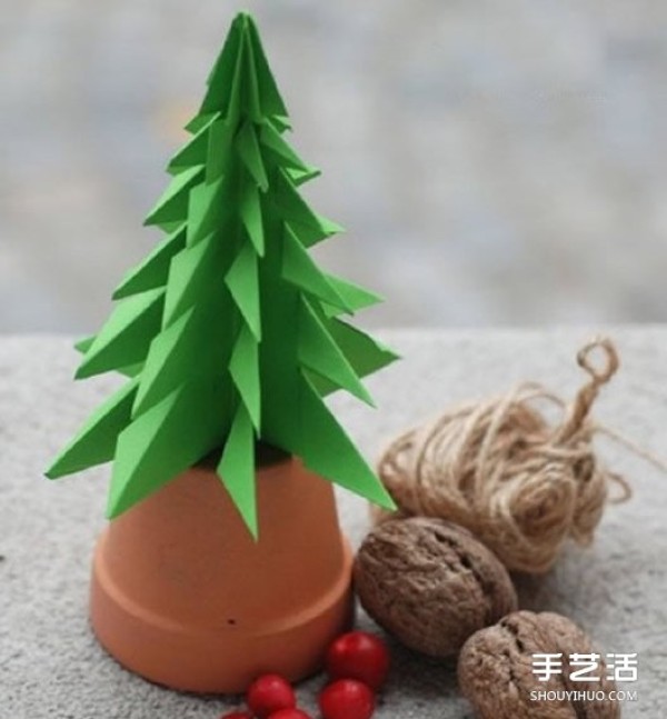 How to make a three-dimensional Christmas tree with origami illustrations