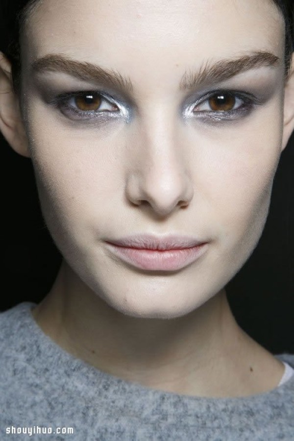 A must-have for year-end parties: bold and eye-catching metallic eye makeup