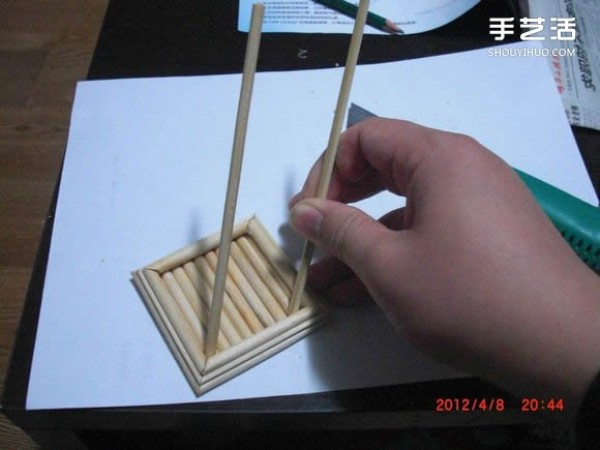 A detailed illustrated tutorial on making a model of the Eiffel Tower using chopsticks and bamboo skewers