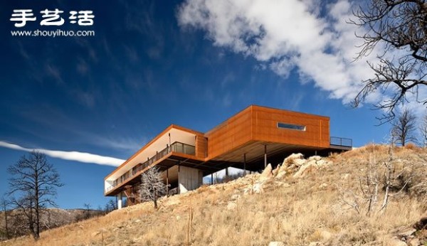 The rocky valley villa in the western United States enjoys the feeling of being covered by the blue sky