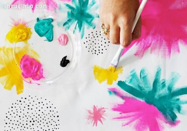 How to hand-paint a colorful hand-painted pillow DIY