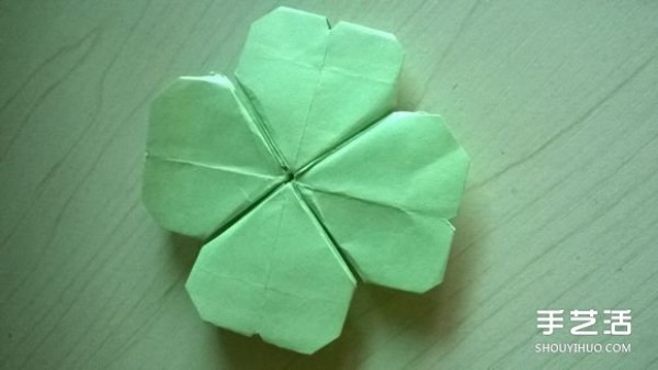 A piece of paper to fold a four-leaf clover, an illustration of the steps to fold a creative four-leaf clover