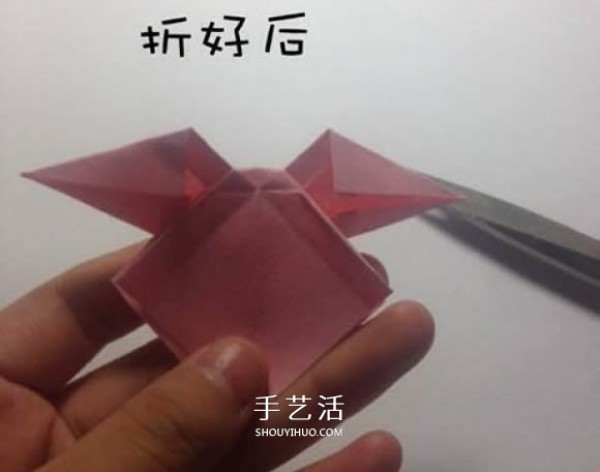 The steps of origami bow and the illustration of how to fold a simple bow