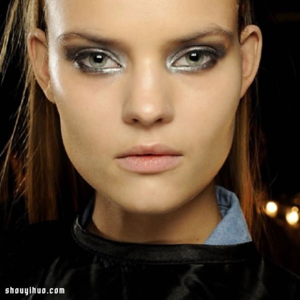 Year-end party must-haves: bold and eye-catching metallic eye makeup