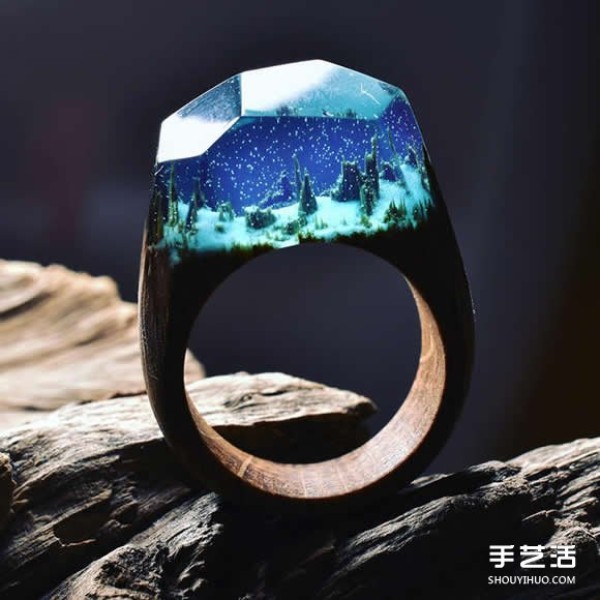 The handmade wooden ring hiding the mysterious and majestic scenery makes people unable to let their eyes leave