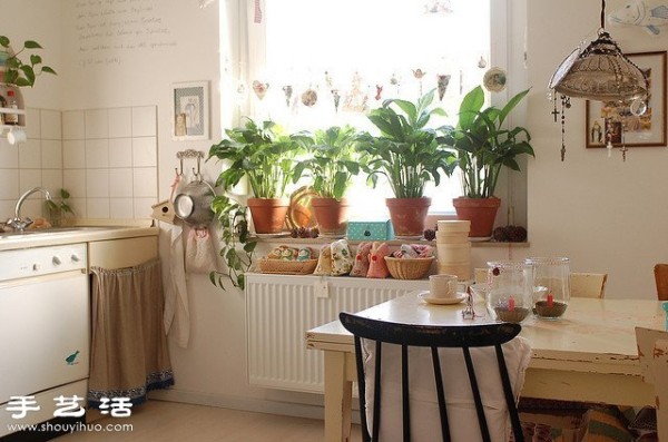 The warm home decorated by German girls with their own hands