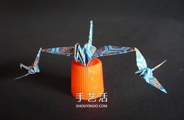 Illustration of how to fold the conjoined paper cranes to make three conjoined paper cranes from one piece of paper. Paper crane