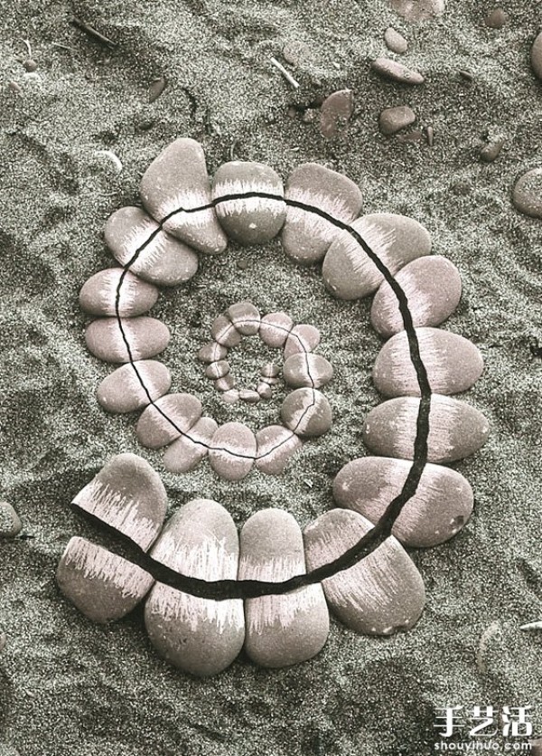 Andy Goldsworthys earth sculpture art work