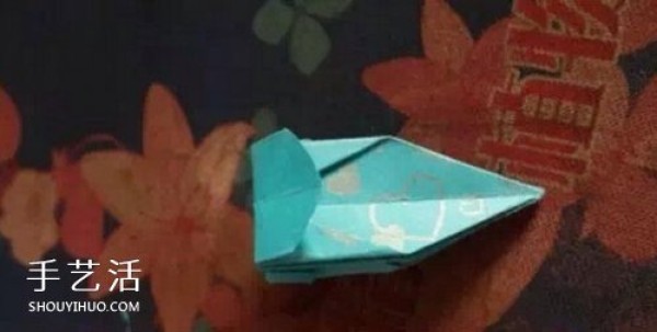 A piece of paper to fold a clover, the origami steps are very simple