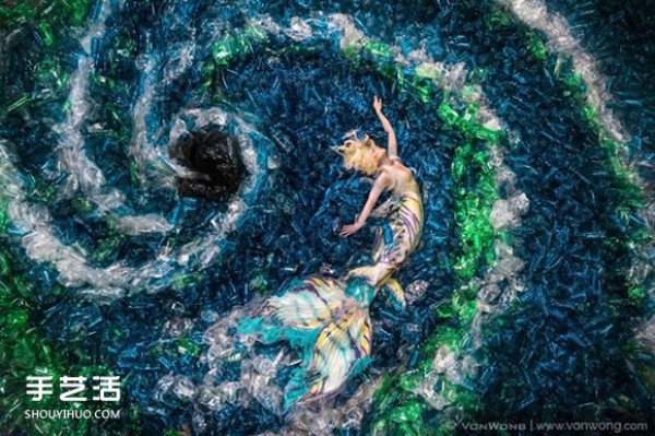 The ocean of ten thousand plastic bottles uses mermaids to interpret environmental issues