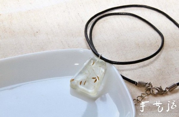 The resin leaf DIY pendant will keep the longing for nature by your side