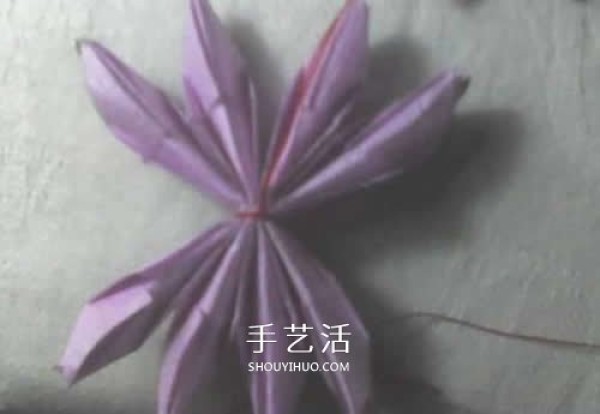 The origami method of praying lotus illustrates the folding steps of a simple lotus