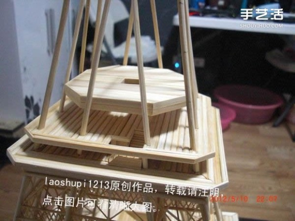 A detailed illustrated tutorial on making a model of the Eiffel Tower using chopsticks and bamboo skewers