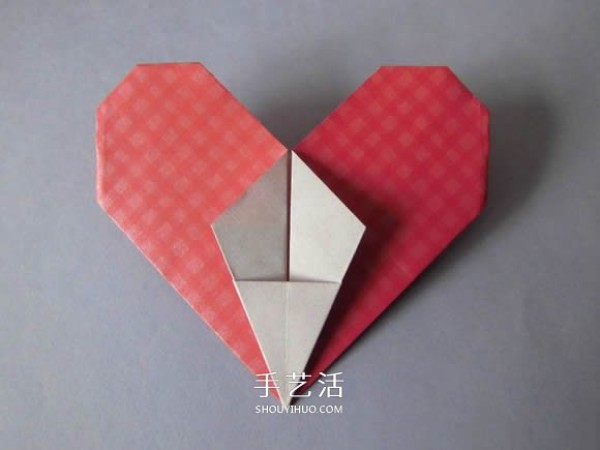 Illustration of how to fold a love flower arrangement, a simple heart-shaped origami with a vase