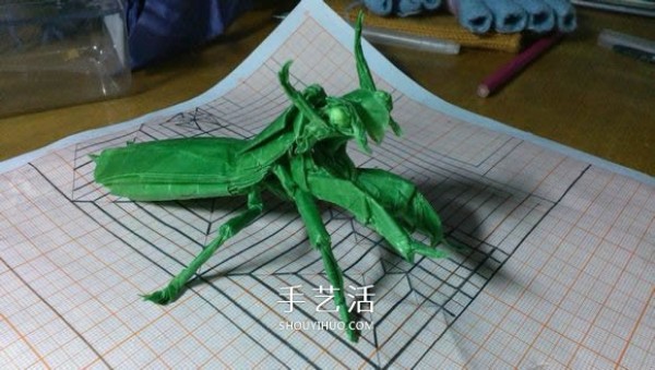 Illustration of the folding method of a three-dimensional mantis, detailed steps of origami mantis