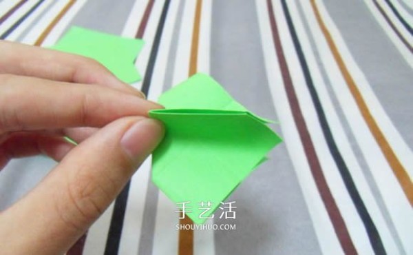 Tutorial on handmade origami flower holders, perfect for Kawasaki roses