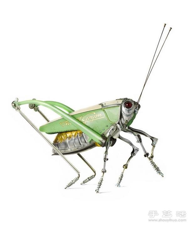 Exquisite animal models made from scrap metal gadgets