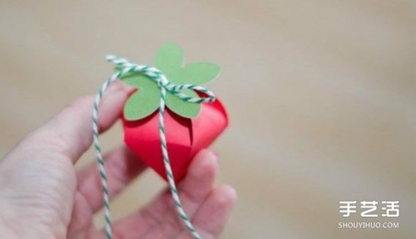 How to make a strawberry-shaped wedding candy box from a strawberry packaging box